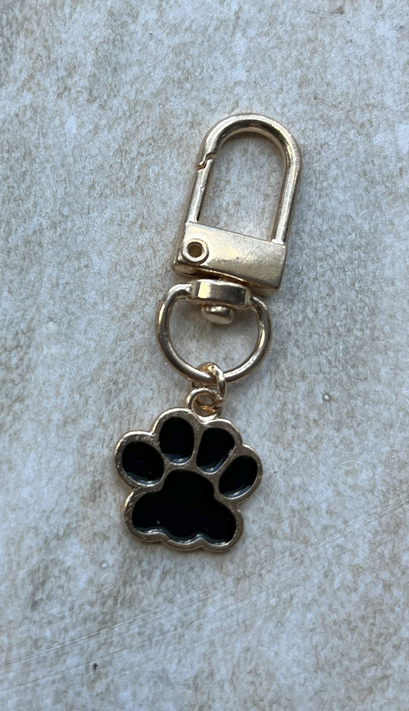 Paw-some paw print keychain accessory